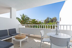 Outdoor dining - Palmeras Apt - Pool & Terrace - next to Beach (Costa Teguise)