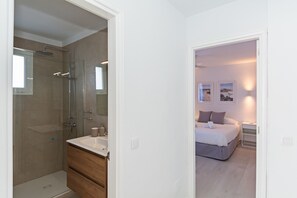 Shower, hair dryer, towels - Palmeras Apt - Pool & Terrace - next to Beach (Costa Teguise)