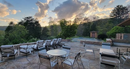 Remodeled mountain home, theater room, minutes from Bluestone and Pipestem Parks