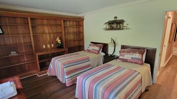 4 dormitorios, escritorio, tabla de planchar con plancha y cuna de viaje