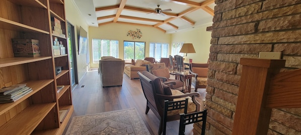 Smart-TV, Kamin, Videospiele, DVD-Player