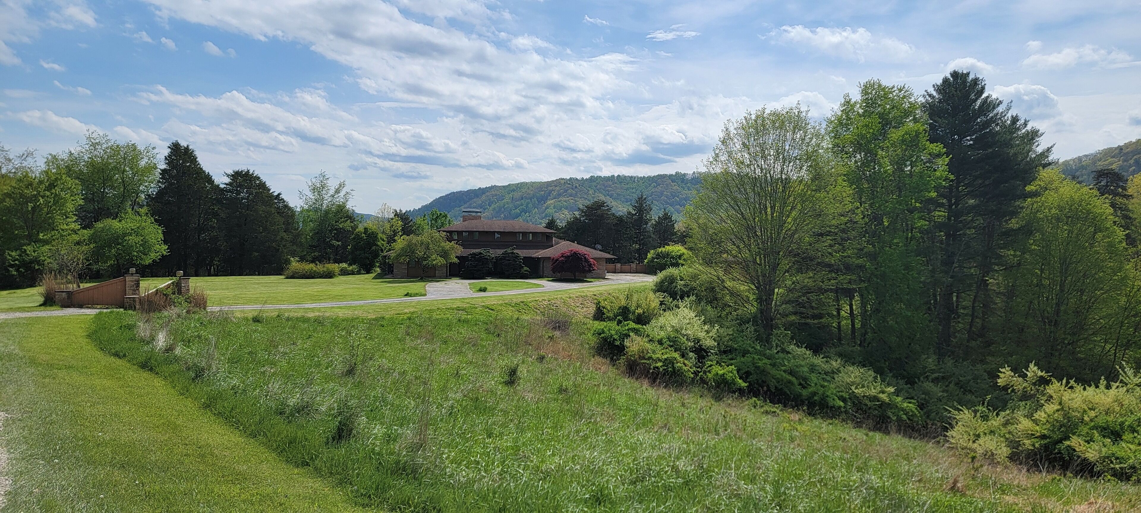 Remodeled mountain home, theater room, minutes from Bluestone and Pipestem Parks
