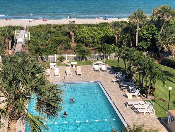 Una piscina al aire libre, una piscina climatizada