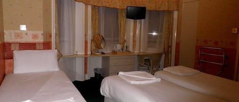 Standard Triple Room, Multiple Beds, Non Smoking, City View | Iron/ironing board, free WiFi