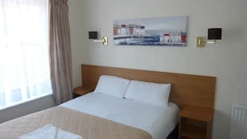 Habitación estándar doble, 1 cama doble, no fumadores, vistas a la ciudad | Tabla de planchar con plancha y wifi gratis