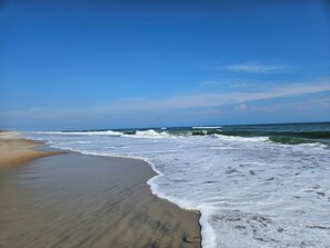 Une plage où les vagues se brisent près du rivage.