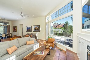 Smart TV, fireplace, books - Luxury West Sedona Home - close to hiking trails with a view of Coffee Pot (Sedona)