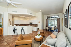 Smart TV, chimenea, libros