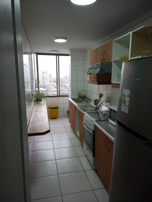 Kylskåp, mikrovågsugn, ugn och diskmaskin