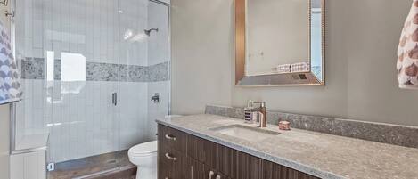 Regadera, toallas, jabón, shampoo