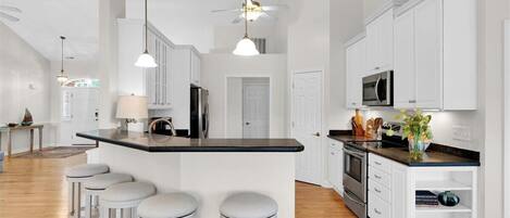 Micro-ondes, four, plaque de cuisson, lave-vaisselle