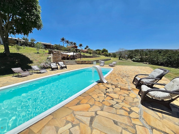 Una piscina al aire libre