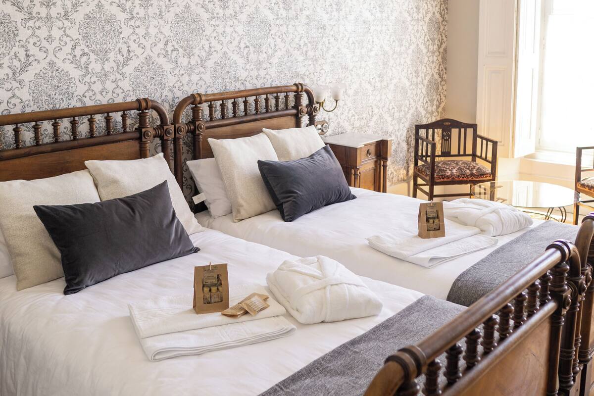 Habitación Premium con 2 camas individuales, vistas al jardín | Ropa de cama de alta calidad, colchones viscoelásticos, wifi gratis