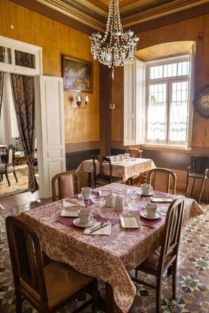 Dining room - LA VENTA DE MIYARES - CASA DE INDIANOS (Pilona)
