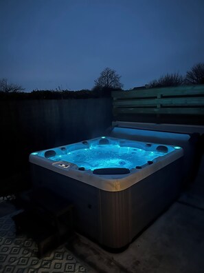 Outdoor spa tub - Maison Ker-ria Avec SPA (Locoal-Mendon)