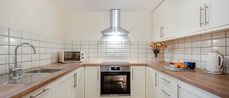 Fridge, oven, dishwasher, cookware/dishes/utensils