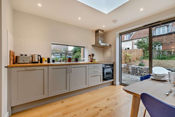 Fridge, oven, dishwasher, cookware/dishes/utensils