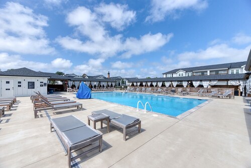 Brand New 3 Bed, Pet Friendly, Steps to the Beach!