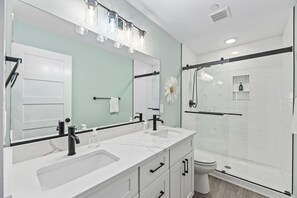 Douche, sèche-cheveux, serviettes fournies