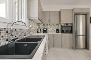 Kjøleskap, ovn, oppvaskmaskin og kaffetrakter/tekoker