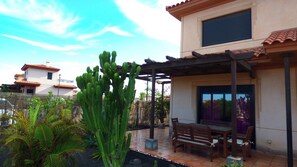 Outdoor dining - Villa Marta con Piscina en Origomare (Lajares)