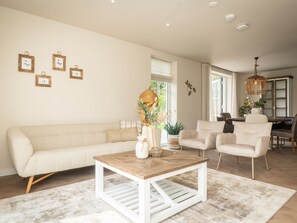 House | Living area - New Thatched Villa Near the Beach (De Koog)