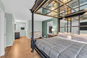 5 bedrooms, iron/ironing board, WiFi, bed sheets