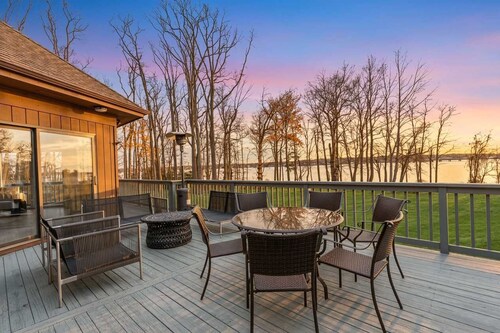 5BR Riverfront Home  - Private Nature Retreat