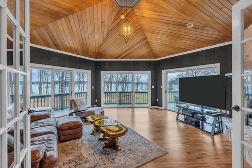 5BR Riverfront Home  - Private Nature Retreat
