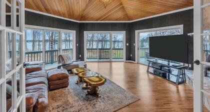 5BR Riverfront Home - Private Nature Retreat