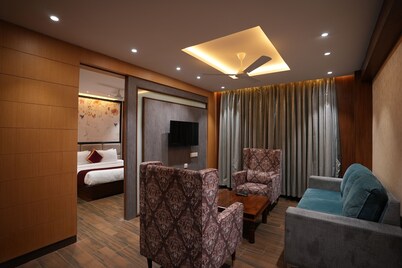 Luxury Suite Room— 5 min from the Ce!