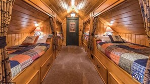 4 makuuhuonetta, silitysrauta/-lauta, ilmainen Wi-Fi, vuodevaatteet