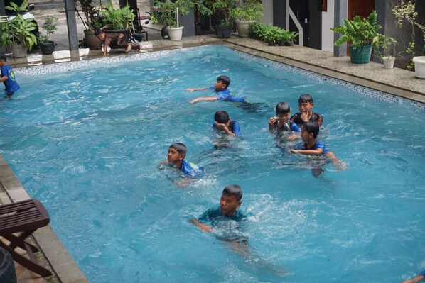 Una piscina al aire libre