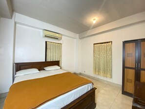 Superior Double Room, 1 Queen Bed | Desk, free WiFi, bed sheets - New Wijaya Hotel (Kalasan)