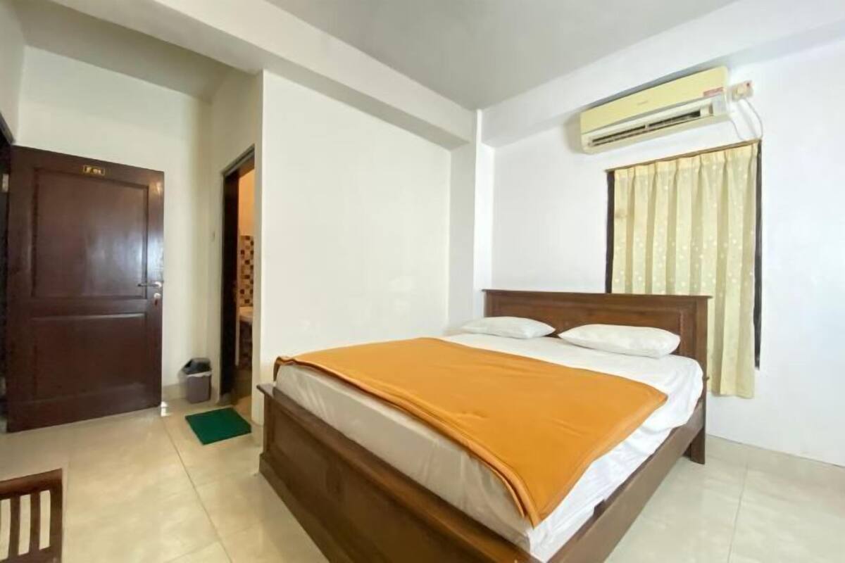 Escritorio, wifi gratis, ropa de cama