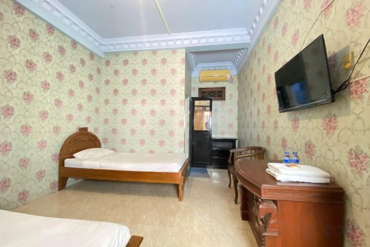 Desk, WiFi (free), bed sheets