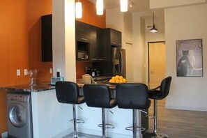 Réfrigérateur, four à micro-ondes, un four, surface de cuisson