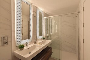 Een douche, handdoeken