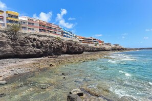 På stranden
