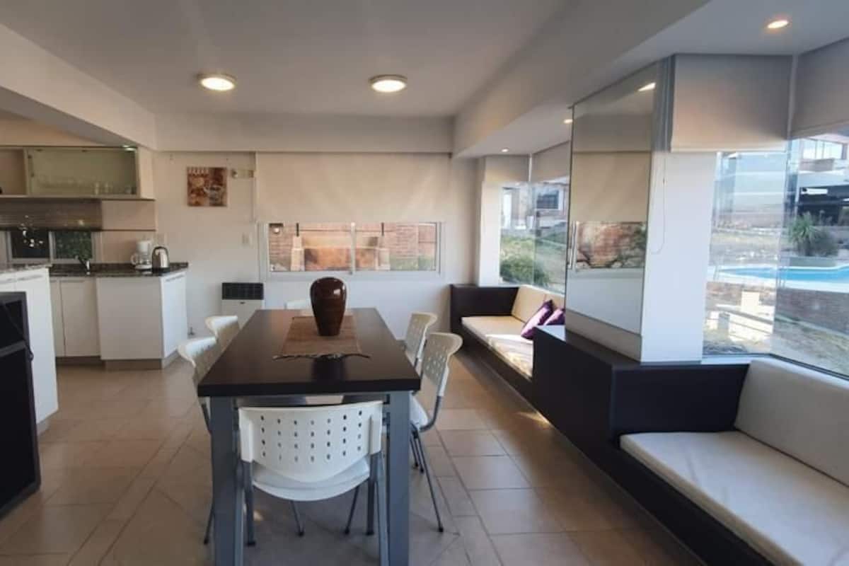 Departamento superior, vista a la ciudad | Cocina privada | Microondas, tetera eléctrica y utensilios de cocina