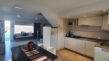 Junior Apartment, City View | Private kitchen | Microwave, electric kettle, cookware/dishes/utensils