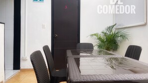 A meeting room with a glass-top table, black chairs, a door marked with the number 3, and a potted plant. - A 5 minutos del aeropuerto (Bogotá)