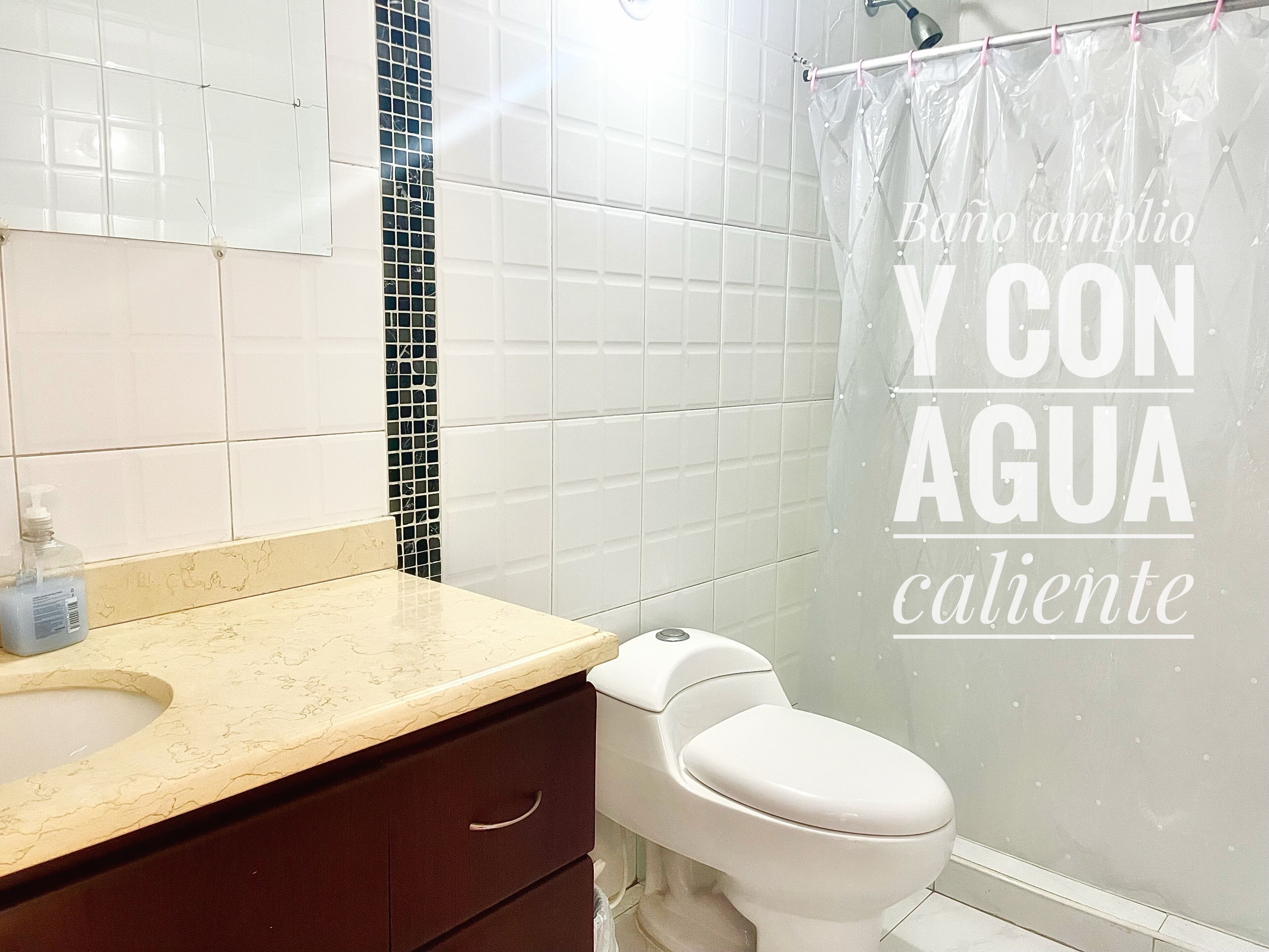 Quarto casal clássico | Banheiro | Roupões de banho, toalhas de banho, sabonete, papel higiênico