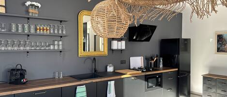 Réfrigérateur, micro-ondes, four, plaque de cuisson