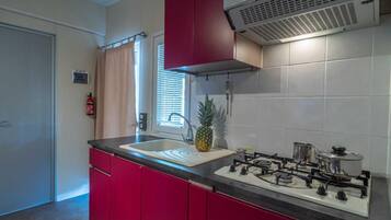 Frigorifero, microonde, piano cottura, seggiolone