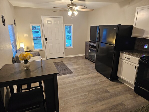 TV - Cute and Cozy! (Van Buren)