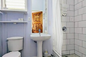 Regadera, toallas, jabón, shampoo 
