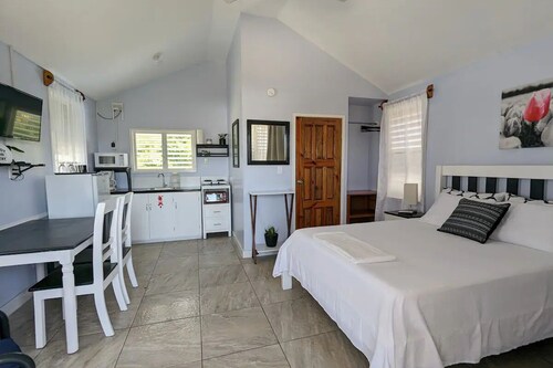 Elle's Place Studio #1 / Upper flat studio, minutes from Town & Maya Ruins.