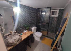 Haartrockner, Handtücher, Seife, Toilettenpapier