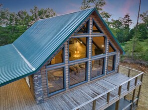 Terrace/patio - Luxe Cabin~Mountain Views+Pool Table+Theater Room (Sevierville)